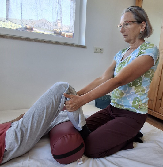 Pregnancy shiatsu, gentle side-lying support with bolsters